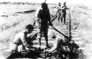 反“扫荡”斗争中,民兵把地雷埋在铁路上。